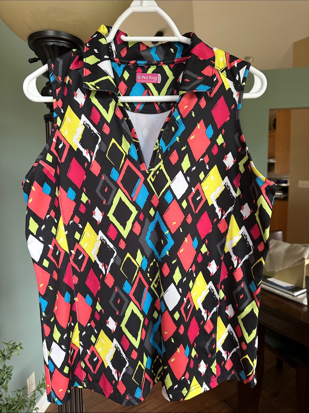 Women’s Sleeveless V-Neck golf shirt in Black Multi